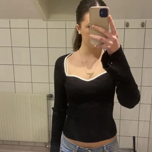 Svart långärmad topp - Säljer denna toppen i storlek xs från Gina men den passar även M för den är väldigt stretchig. Den säljs inte längre på hemsidan och orginalpriset var 400 kr men jag säljer för 200. Helt nyskick!💗