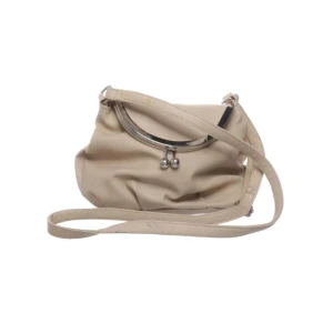 Beige axelväska med metallspänne - Snygg beige axelväska i syntetmaterial med ett coolt metallspänne. Perfekt för både vardag och fest! Den har en justerbar axelrem och en stilren design som passar till allt. Väskan är i mycket bra skick och redo för nya äventyr. 