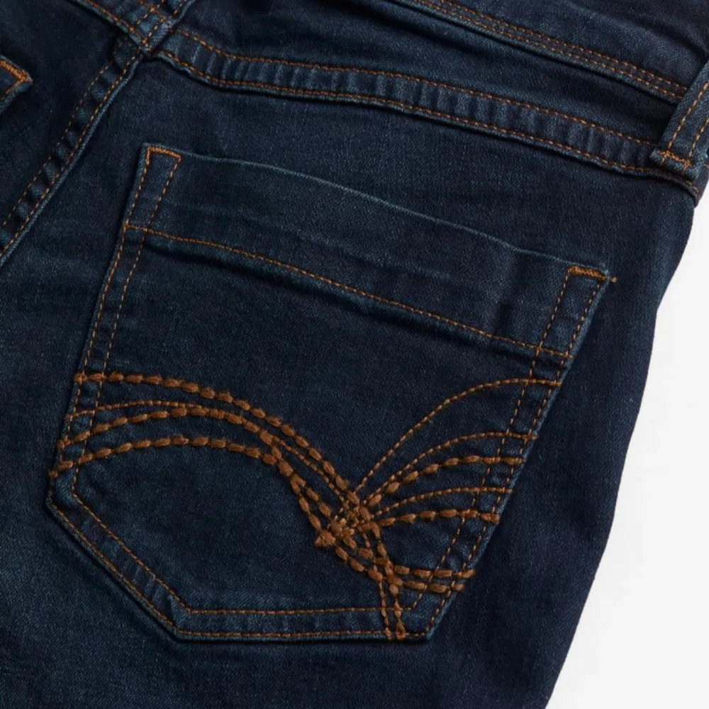 Lågmidjade, utsvängda jeans från H&M i strl 38/M, använda ca 4 gånger men kommer ej till användning mer ⭐️köpta för 250kr, slutsålda i strl 32-40. Första bilden lånad!!. Jeans & Byxor.