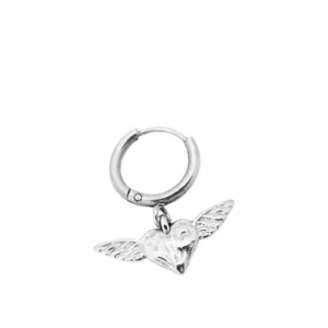 Silverörhängen med hjärta och vingar - Säljer ett par superfina silverörhängen med ett hängande hjärta och små vingar från WOS. Knappt använt de så de är i bra skick. Köpte de för 500 kr.