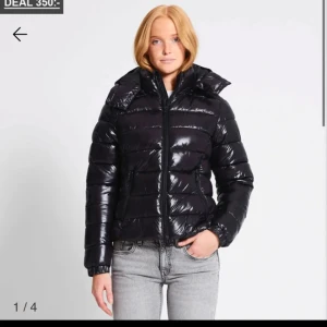 Svart pufferjacka - Säljer min jacka ifrån lager 157, de är i nyskick. Helt slutsåld på hemsidan.