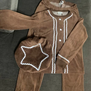 Lucia barn pepparkaksgubbe / gumma - Unisex Lucia kläder (pepparkaksgubbe / gumma) med en gullig berret✨
