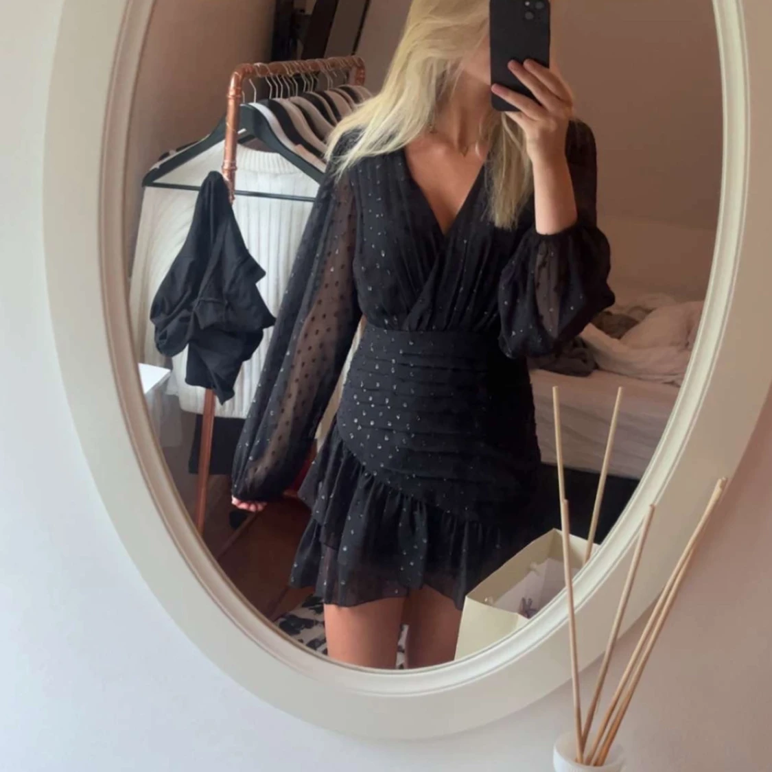 Svart klänning med volang  - 90