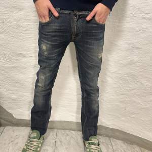 Ett par riktigt riktigt schyssta jeans från Nudie med coola slitningar .modellen Thinn Finn  . W29 L34 Fint skick, köp för endast 699kr🤝