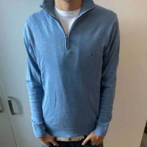  Tommy Hilfiger halv zip  - Snygg ljusblå tröja från Tommy Hilfiger i premium bomull. Storlek S men passar som M också. Nyskick använd ett fåtal gånger. Nypris cirka-800 mitt pris 270. Pris kan diskuteras vid snabba affärer.