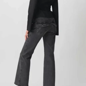 GINA TRICOT BOOTCUT Y2K JEANS  - Dessa grå/svarta bootcut jeans är heelt perfekta, det sitter så snyggt, lågmidjade och långa❤️‍🔥Skriv ifall ni vill ha fler bilder!! Priset kan även diskuteras🫶🏼