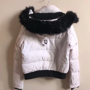 Vit Everest pufferjacka från Superdry - Sjukt snygg vit pufferjacka från Superdry med avtagbar huva 💋Nypris: 1600 kr. Storlek: UK 14/XL, men sitter mer som en M enligt mig! Skick: överlag mycket bra, men har en liten nyans av rosa. Längd: 61 cm, Bredd under armarna: 55 cm, Ärmlängd: 66/68 cm med manschett 🤍