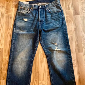 GAP Jeans - Snygga GAP jeans med distressed detaljer, sitter straight/loose. Använda men i mycket bra skick! Skriv för bättre bilder eftersom Plick beskär bilderna väldigt mycket. Pris kan diskuteras, kan ta emot byten!