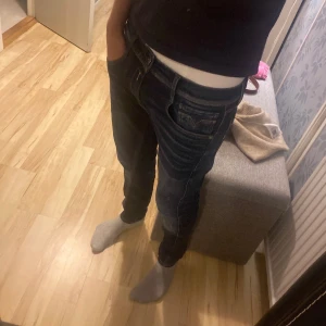Mörkblå jeans från Replay - Säljer ett par mörkblå Replay Anbass jeans i bra skick. De har en slim passform och är perfekta för både vardag och fest. Jeansen har klassisk femficksdesign och en snygg tvätt. Perfekta för höst och vår!