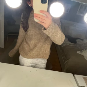 Beige stickad tröja - Mysig beige stickad tröja med långa ärmar. Fint skick 