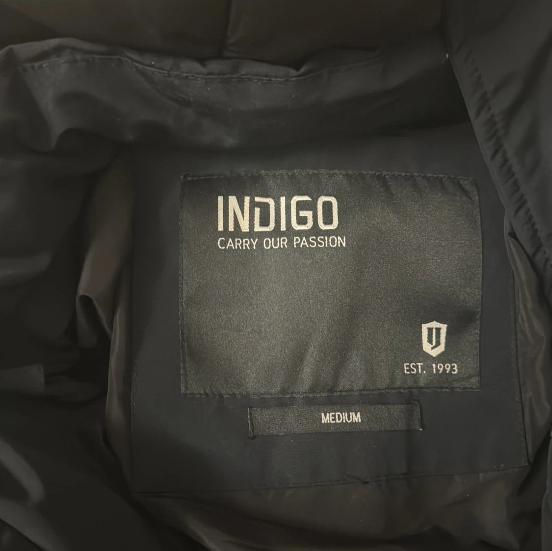 Svart vinterjacka med pälsdetalj från Indigo - 90