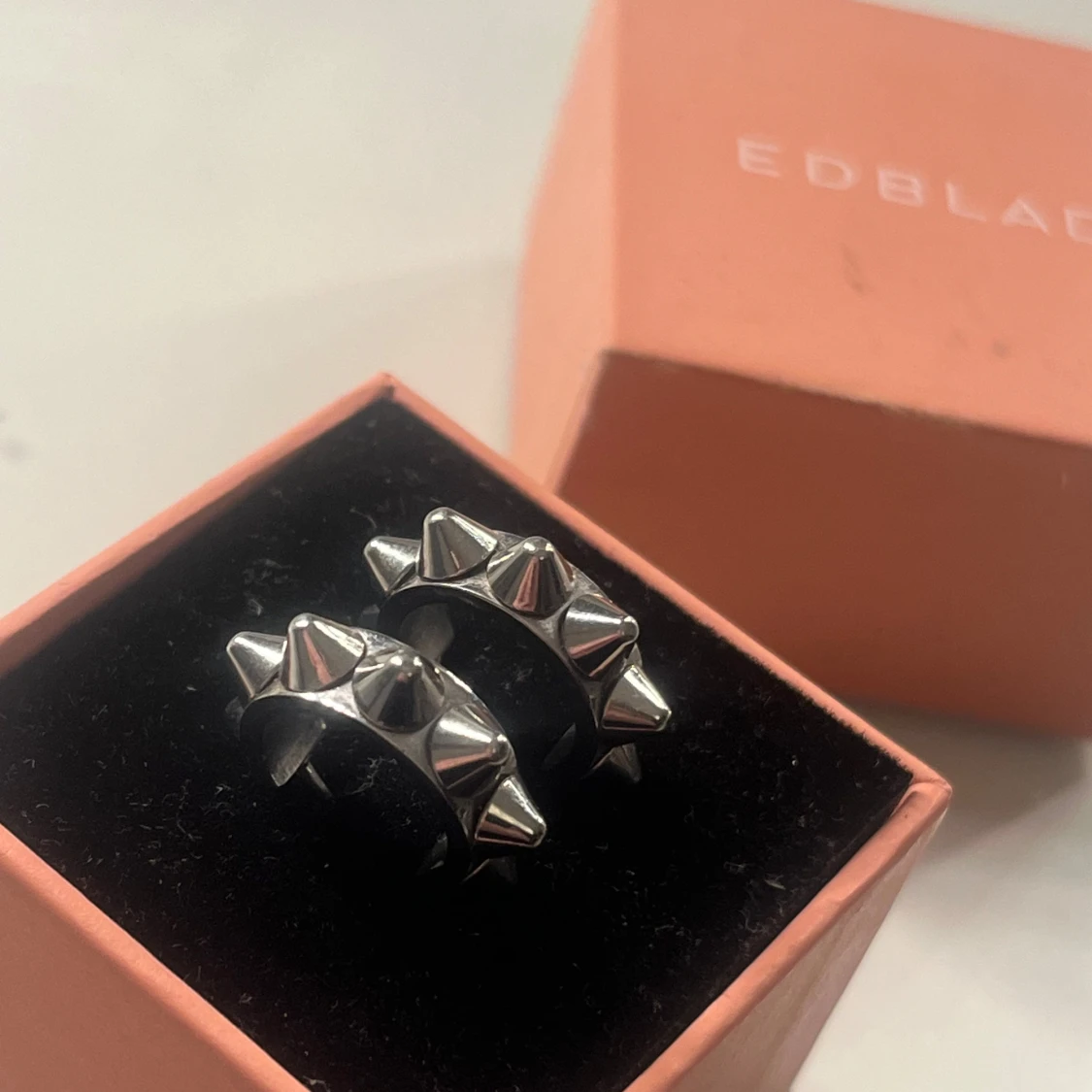 Örhängen med nitar från Edblad