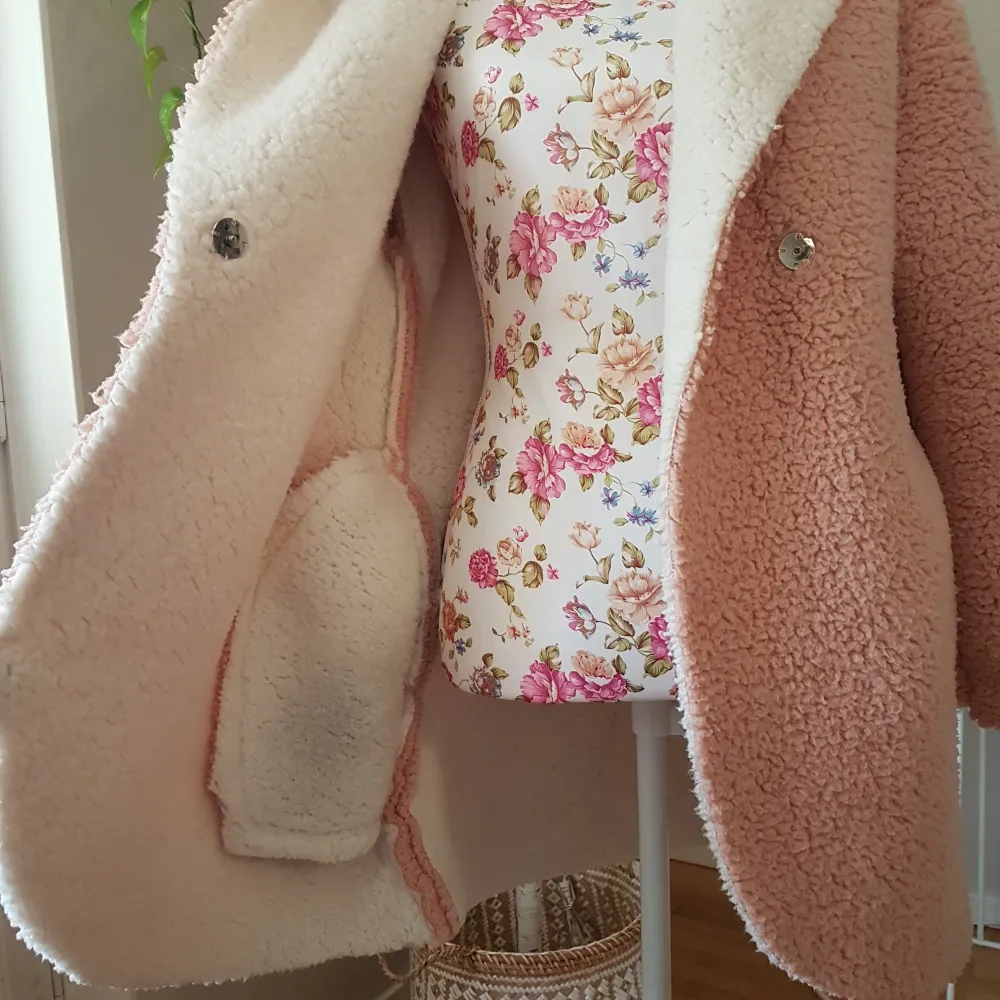 Mjuk, varm & skön, stängs m en knapp. Anv ett par tillf, vilket eg bara syns inne på fickorna pga att de (m frusna händer & prylar i) gned mot svarta jeans. Går säkert bort i tvätt. Passar S/M. ~ STOR rensning ~ Köp kappa & välj till mössa, gratis! ~. Takit.