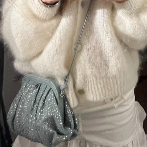 Zara väska - Säljer den populära glittriga väskan zara. knäppet har gått sönder lite men det är inget som syns och de går att laga.❣️