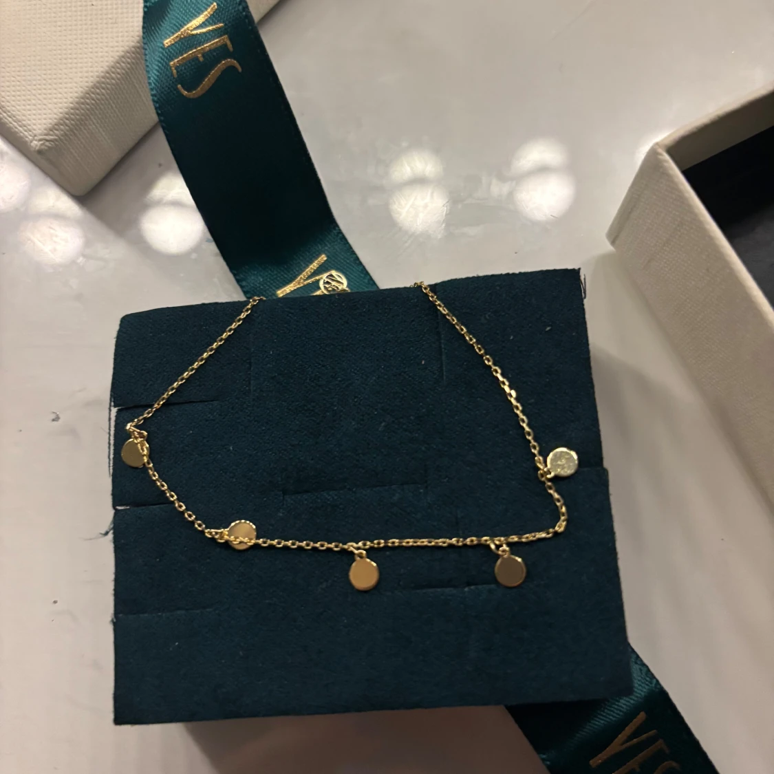 Guldarmband med små cirklar från YES - 90