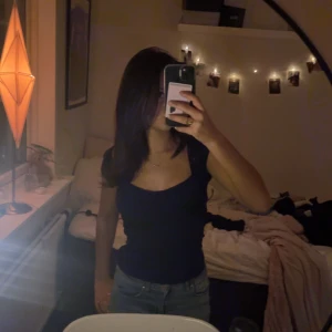 Mörkblå topp från Nelly - Snygg mörkblå topp från Nelly i ett mjukt och stretchigt material. Toppen har en v-ringad design och korta ärmar, perfekt för både vardag och fest. Toppen är i storlek xs därför säljer jag eftersom den va lite för stor för mig  skriv till mig för fler bilder ❤️❤️priset kan diskuteras vid snabb affär