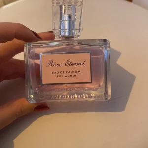 Rêve Éternel Eau de Parfum - en knappt använd jättefin parfym!! som du ser är den nästan helt full, o ja säljer den eftersom den inte riktigt är min doft!!🫶🏻🫶🏻skriv om du har några frågor❤️