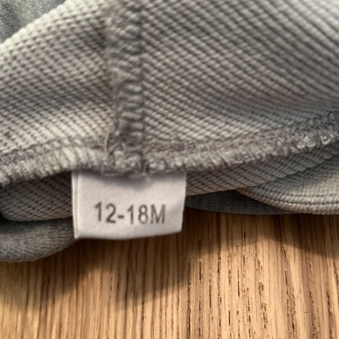 Grå hoodie med text - 91