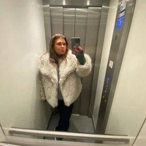 Fluffjacket❤️‍🔥 - Säljer min super fina fluffjacka som är ifrån Zara använt en vinter🩷försiktigt använd inga fel på den alls. Vi kan diskutera pris!