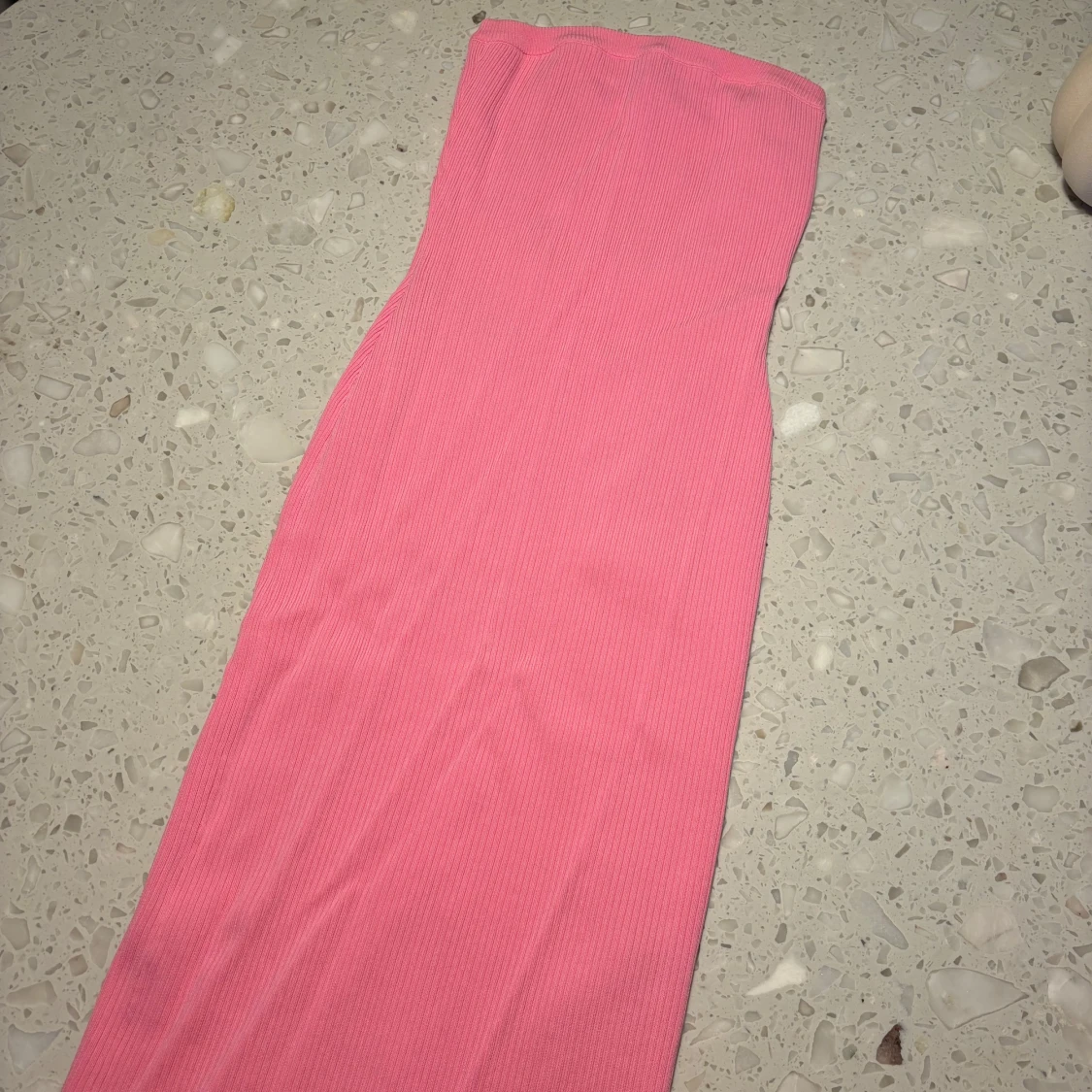 Rosa axelbandslös klänning från NA-KD