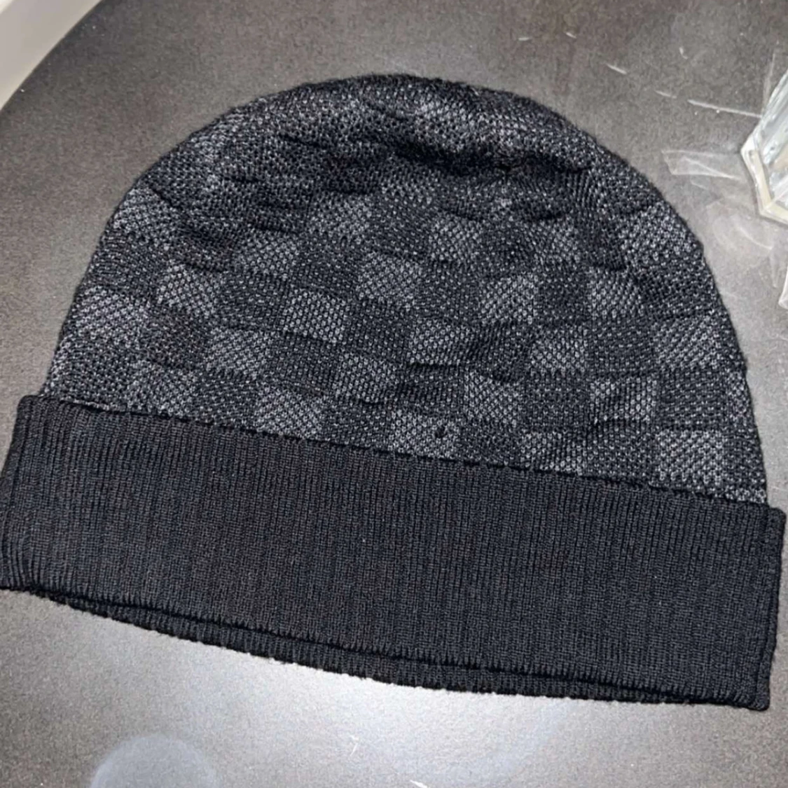 Svart mössa från Louis Vuitton - 90