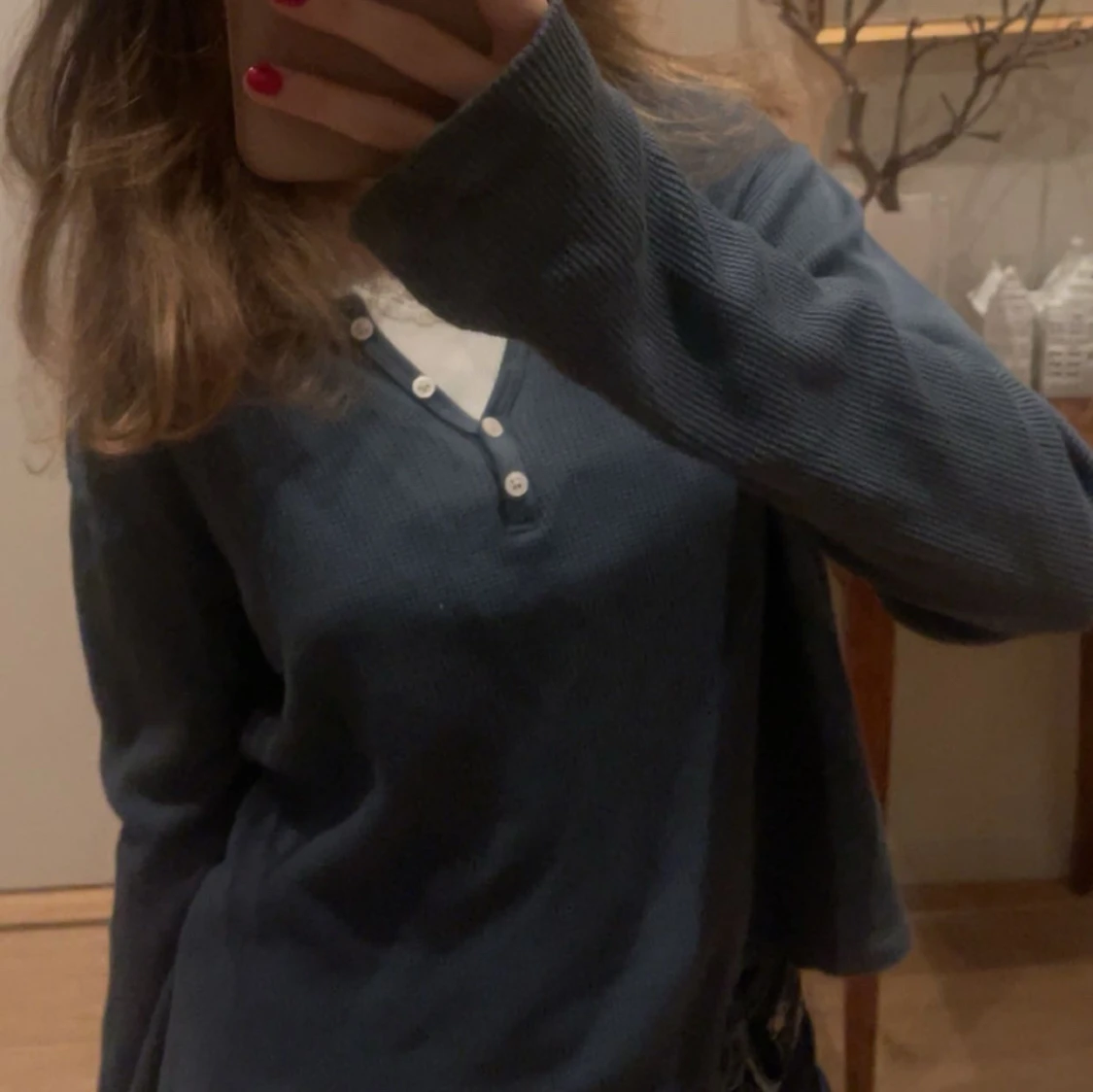 Mörkblå ribbad tröja med knappar