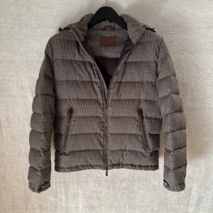 Massimo dutti jacka - Säljer nu denna riktigt feta Massimo dutti jacka i fint skick, perfekt nu till vintern❄️ | Passform: storlek S | Kan mötas i Stockholm! | PRIS KAN DISKUTERAS! | Så om du är ute efter en riktigt härlig vinterjacka hör av dig eller om du har några funderingar eller behov av mer bilder👊🏼😊