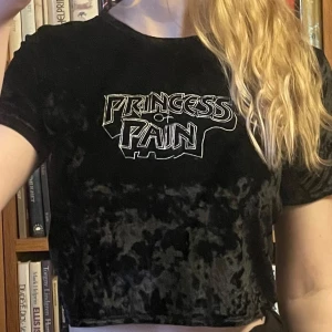 Svart sammetstopp från Disturbia - Svart sammetstopp från Disturbia med texten 'Princess of Pain' på framsidan. Storlek M men passar mer som en S. aldrig använd 