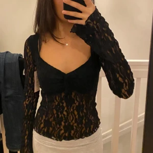 Lace topp - Säljer denna sjukt snygga toppen från Nelly som är helt oanvänd och lappen finns kvar. Säljer eftersom det inte passar min stil. Tveka inte att skriva om du har nån fråga🫶🏼