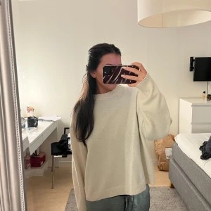Beige stickad tröja - Mysig beige stickad tröja i oversized passform. Perfekt för kyliga dagar med långa ärmar och ribbade kanter. Enkel och stilren design som passar till allt. 🧶✨