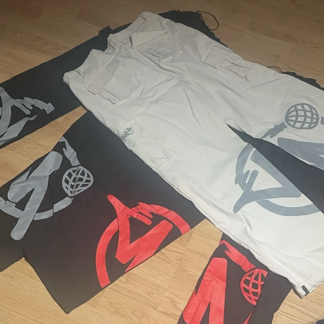 Beige cargobyxor med tryck - 90