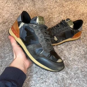 Valentino Rockrunner  - Säljer dessa trendiga Rockrunners! | Fint men använt skick! Har några tecken på användning som syns på bilden, snöret är lite avskaft i ena änden men skorna går fortfarande att använda som om de vore nya💯 | Ställ gärna frågor innan du köper!