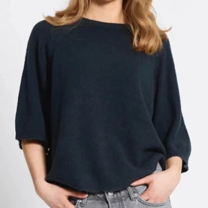 kortärmad stickad tröja från Lager 157 - Säljer en supermysig marinblå stickad tröja med trekvartsärm. sitter jättefint på och använt ett par gånger