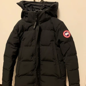 Canada goose Wyndham  - Nyare modell av canada goose wyndham, storke XS passar S skulle jag säga