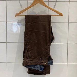 Chinos från Gant - Slim Twill Chinos från Gant säljes. Byxorna är i storlek 31:34 och är i fint skick. Nypris: 1100 kr, Mitt pris: 350 kr. 