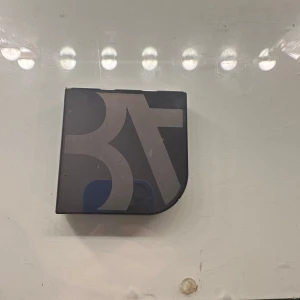 Gött Mania Eyeshadow Quad - Ögonskuggspalett med fyra pigmenterade nyanser i satin, shimmer och matta toner. Perfekt för att skapa en personlig look. Lätt att blanda och applicera för långvarigt resultat. Tillverkad i Italien.kommer ifårn beaty act 