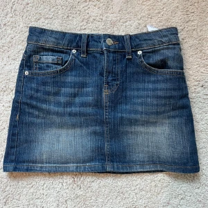 Jeanskjol från bershka - Säljer denna blå korta jeanskjol från bershka i storlek 32 ! 