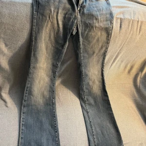 Blå jeans från Mos Mosh - Snygga blå jeans från Mos Mosh med flare-stil. De har en klassisk femficksdesign och en bekväm passform. Perfekta för en trendig look.