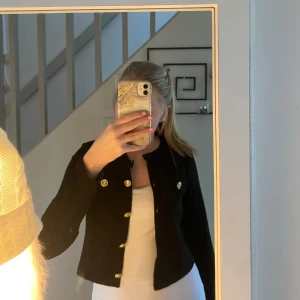 Kofta med guldknappar  - En jättefin tjock kofta (funkar även som en tunn vårjacka) ifrån hm, med guldknappar☺️ går att ha den både stängd o öppen!! Aldrig använd🫶🏼nypris 399kr☺️ hör av er vid frågor! Pris kan diskuteras vid snabb affär