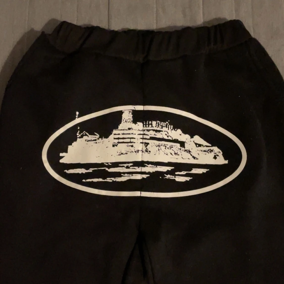 Svarta Corteiz mjukisbyxor 