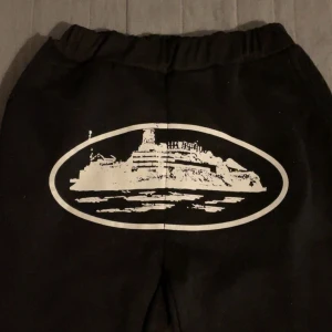 Svarta Corteiz mjukisbyxor  - Säljer ett par svarta Corteiz mjukisbyxor i bra skick för billigt pris. Passar både bra för size S och M. 