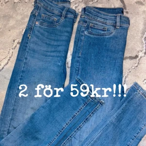 Blå jeans i två-pack - Säljer två par blå jeans i mycket bra skick. Använt ett fåtal gånger, men båda ser helt nya ut.