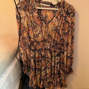 Mönstrad klänning från Zara - Jättefin klänning från Zara i storlek S. Använd ett fåtal gånger och i ett fint skick. 