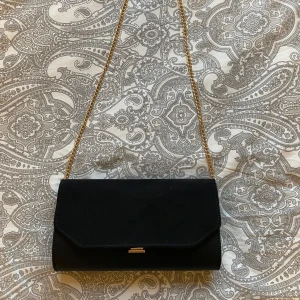 Anna Field handväska  - Handväska köpt på Zalando, märket Anna Field. Svart med guldig kedja och guldiga detaljer. Köpt i somras och endast använd fåtal gånger, mycket bra skick. 💕