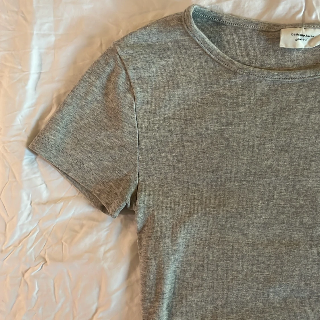 Grå t-shirt från Gina Tricot - 90