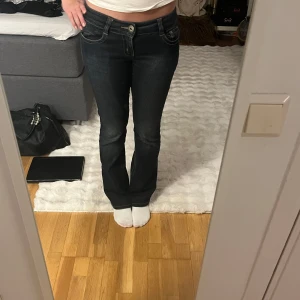 Mörkblå jeans från Only - Säljer ett par snygga mörkblå jeans från Only. De är i bra skick och har en tight passform med bootcut-stil❤️