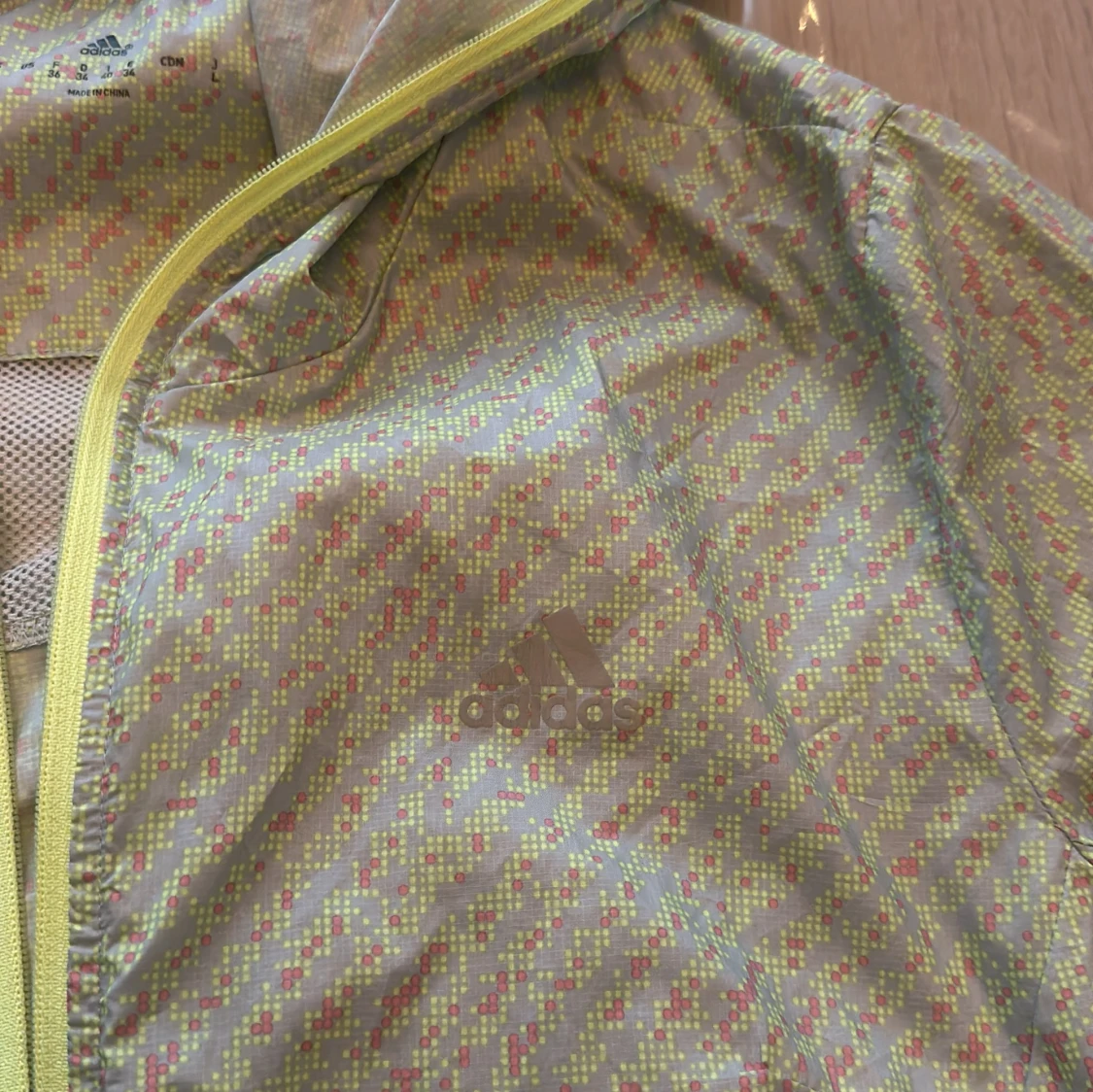 Mönstrad vindjacka från Adidas - 90