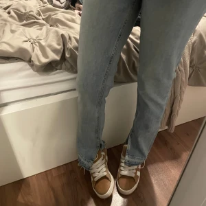 Ljusblå jeans - Säljer ett par ljusblå jeans i bra skick. De har en straight passform och är perfekta för vardagsbruk. Jeansen är bekväma och stilrena, vilket gör dem lätta att matcha med olika outfits. Perfekta för både vår och höst!