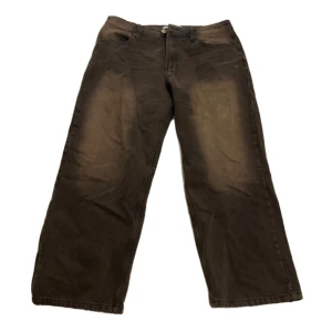 Super baggy jeans😍🤍 - Säljer ett par bruna jätte baggy jeans köpta på new yorker, bra skick😝 skriv vid frågor!