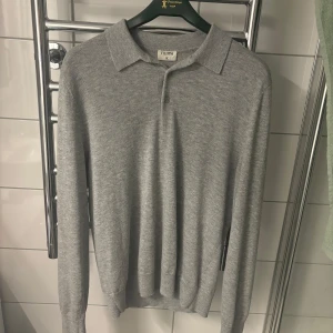 Grå pikétröja från Filippa K - Säljer nu min pike från Filippa k då den va för stor för mig, knappt använd ser ut som helt ny!